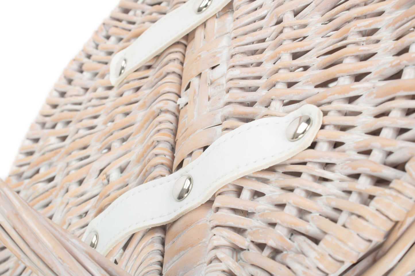 CHILD'S WHITE WASH LIDDED HAMPER